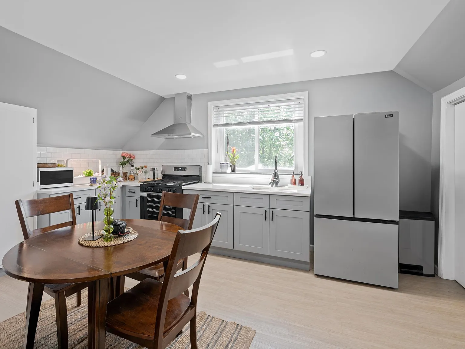 2 bed, 1.0 bath, $2,800 — Photo 3