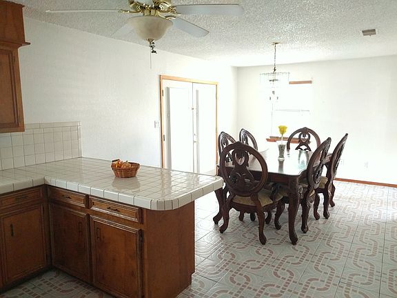 Dining & Breakfast Bar