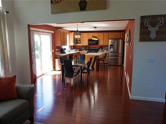 5th image of 970 Caxton Ln