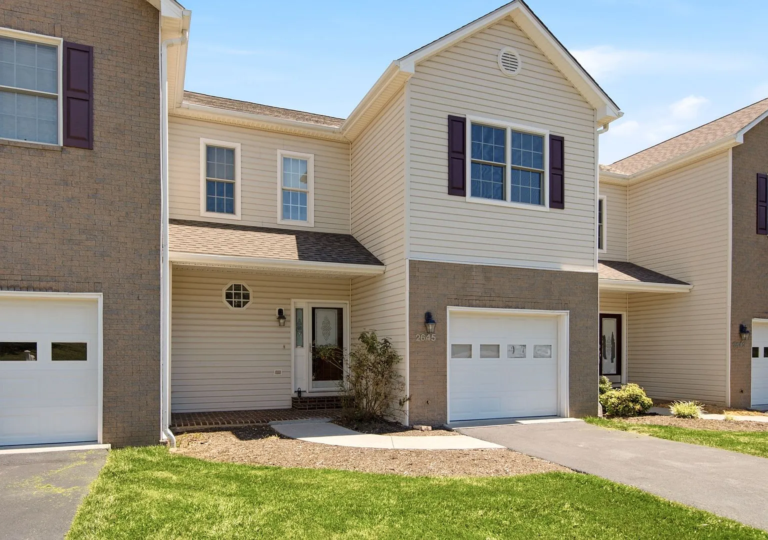 Spacious Townhome in The Orchards — Photo 2