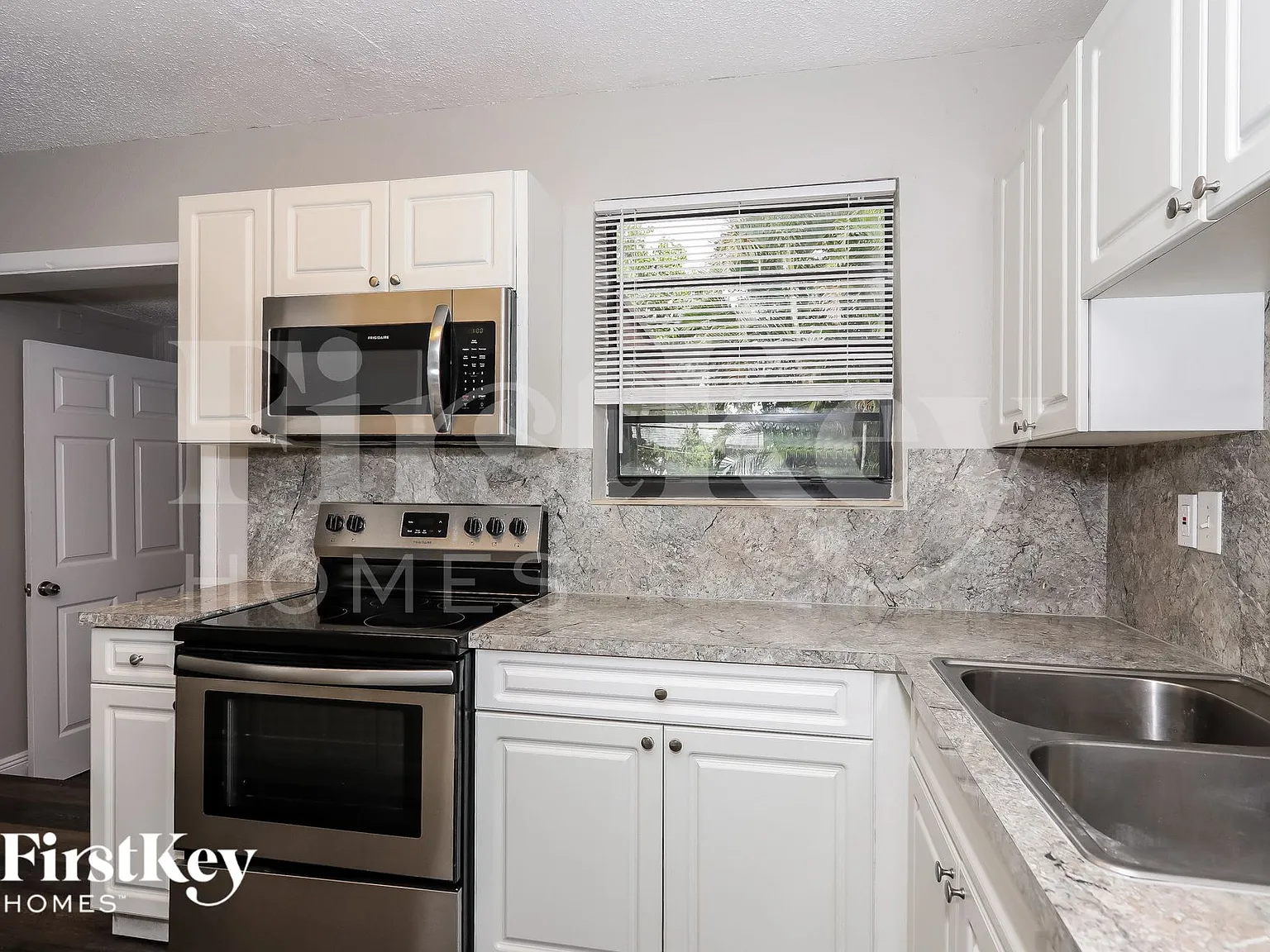 4 bed, 1.0 bath, 1215 sqft, $3,460 — Photo 4