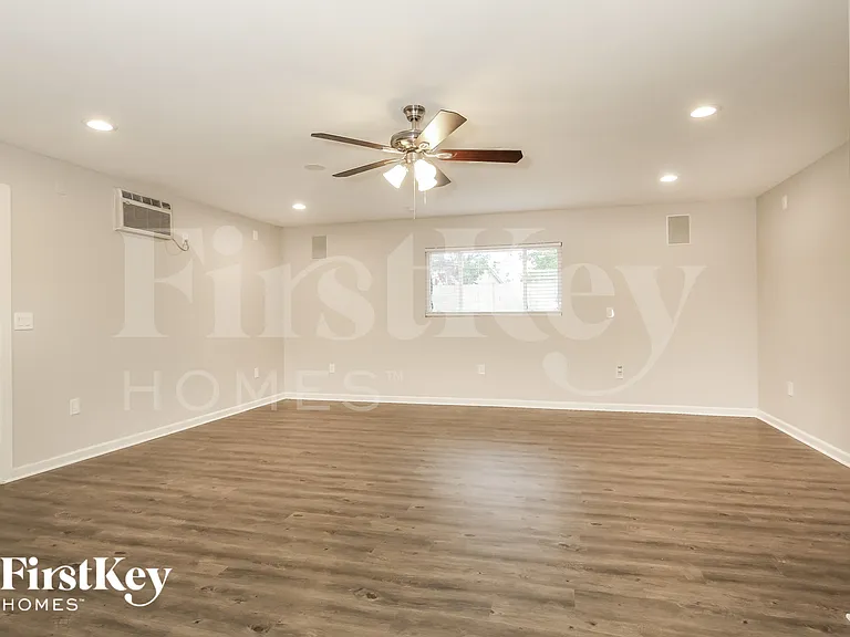 13269 N 56th Ave — Photo 6