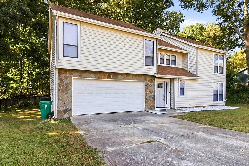 3 bed, 2.5 bath, 2683 sqft, $2,250 — Photo 2