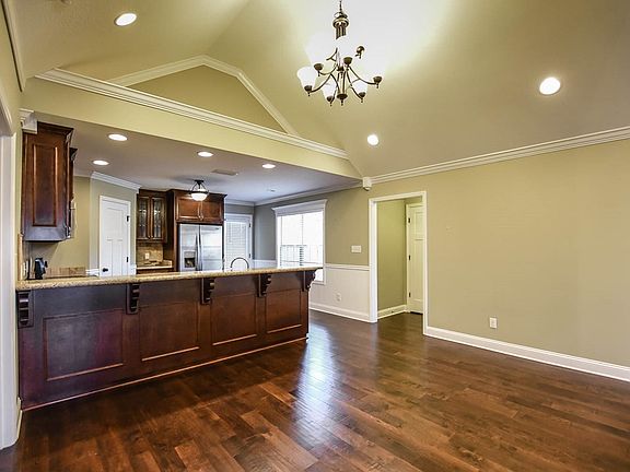 5th image of 4079 Glen Laurel Dr E