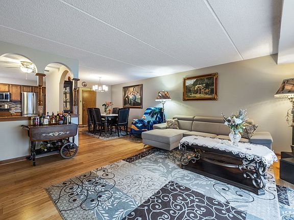 5th image of 4106 N Narragansett Ave APT 209