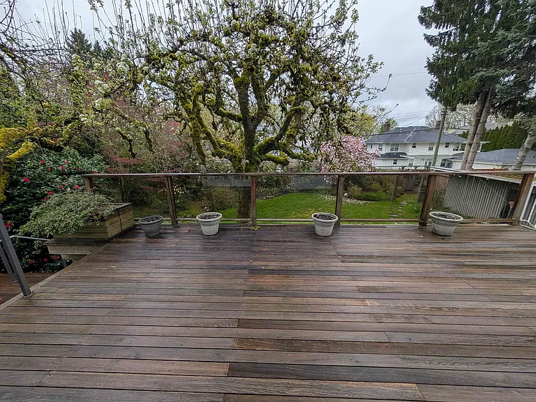 4 Marguerite St — Photo 32