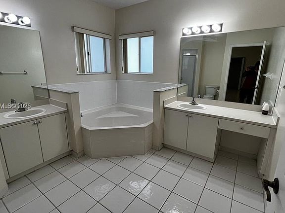 5th image of 2416 SE 19th Ct #2416