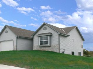17 Arches Dr, Hartford, WI 53027