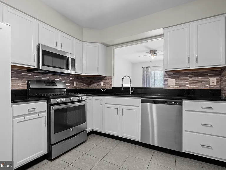 3906 Grenwich Ln — Photo 8