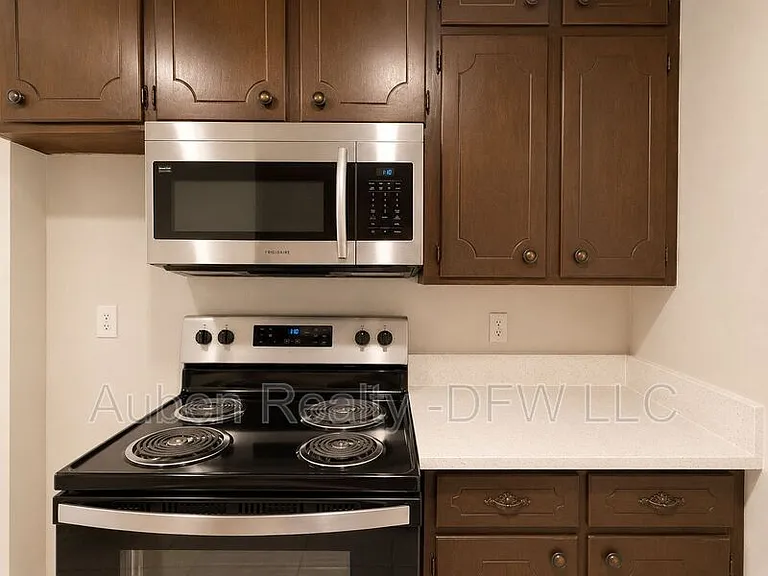 930 Lindy Ct — Photo 10