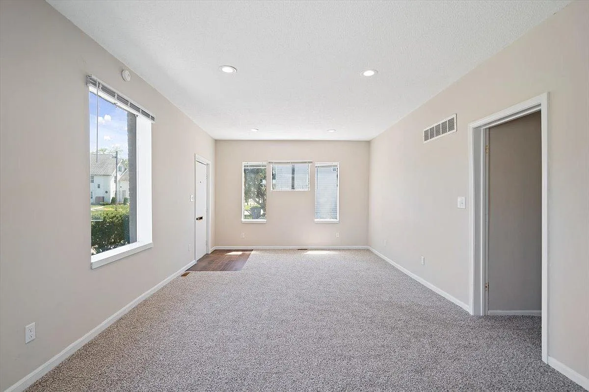 3 bed, 1351 sqft, $900 — Photo 2
