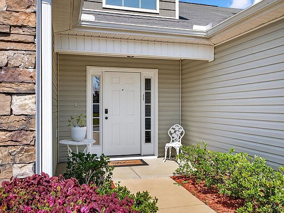 3rd image of 593 Raleigh Dr