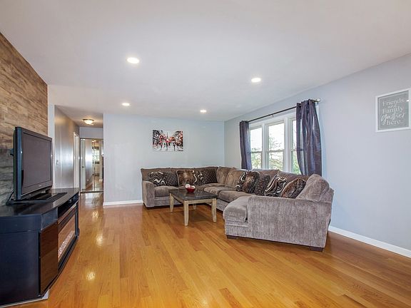 4th image of 1340 Waterbury Ln