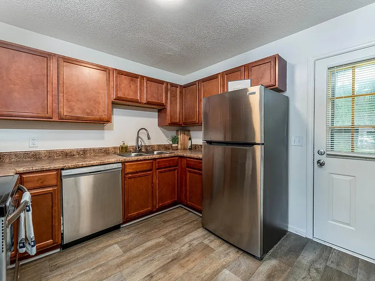 Foxcreek Apartments — Photo 12