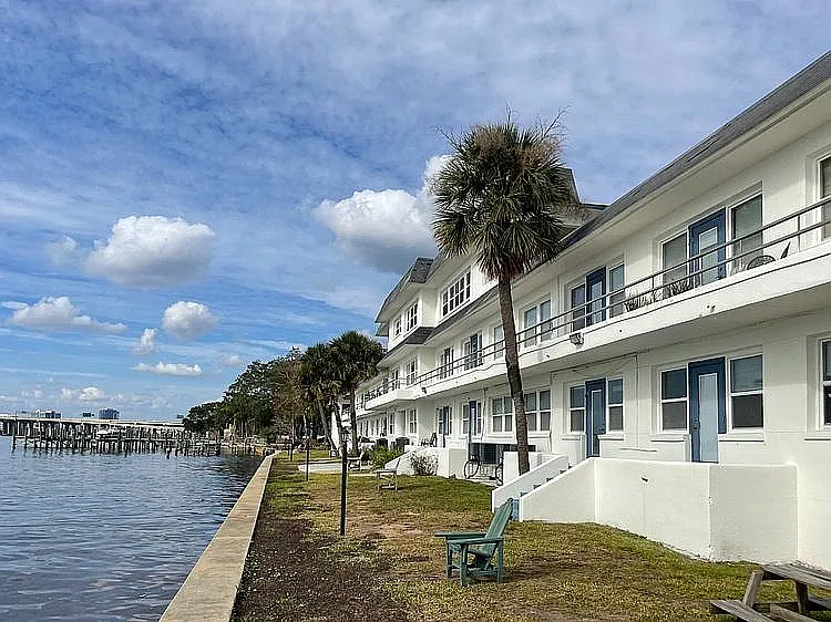 River Road Apartments — Photo 2