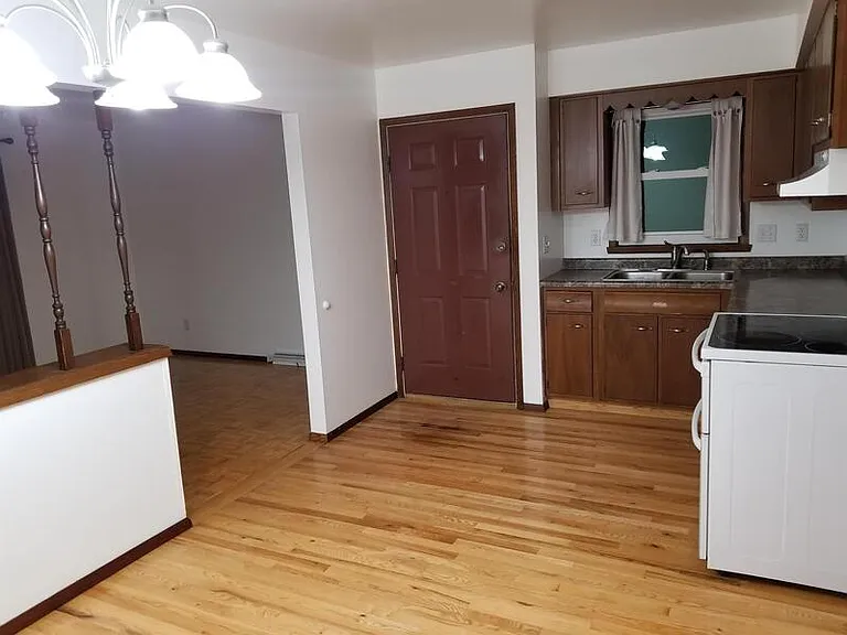 1097-1099 Laurel Ct — Photo 2