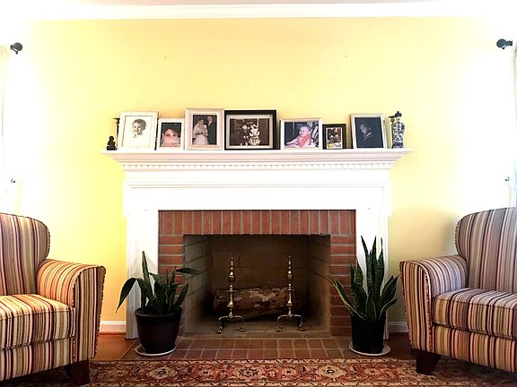 Sun filled livingroom. 
