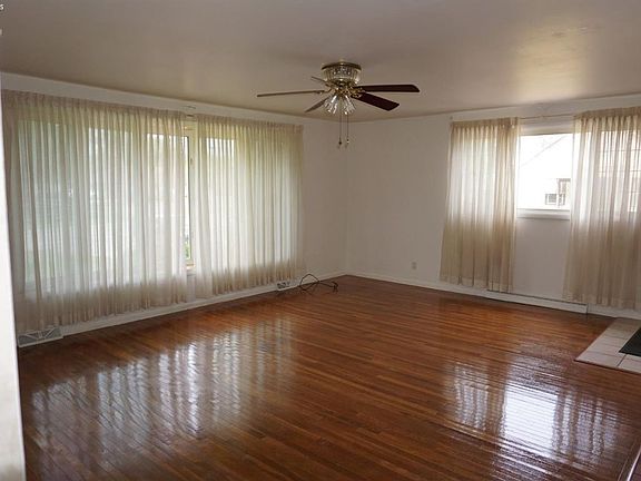 5th image of 2704 Campbell St