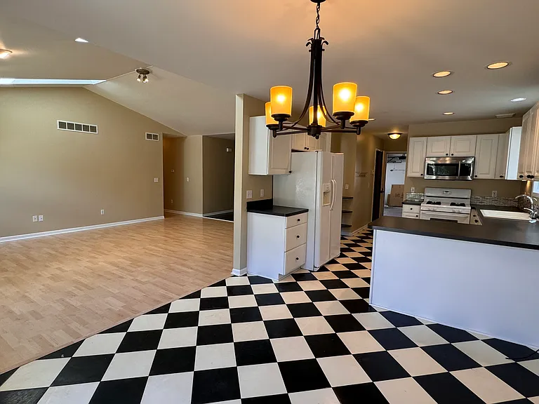 215 Cherry Dr — Photo 8