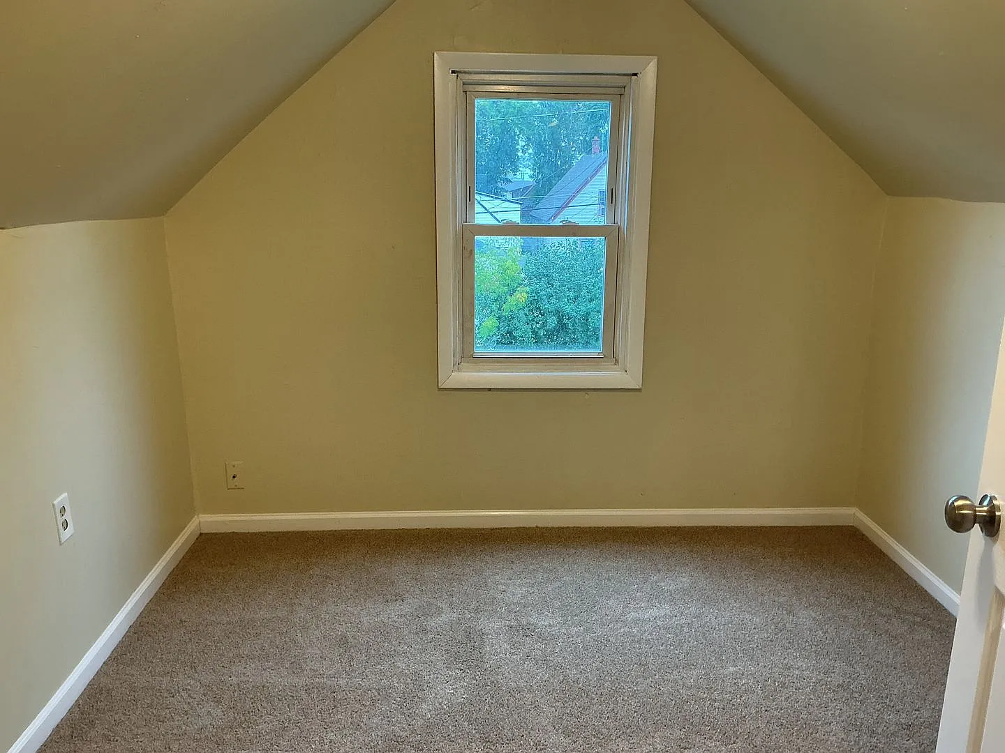 4 Bedroom Single Family Home with off street parking — Photo 4