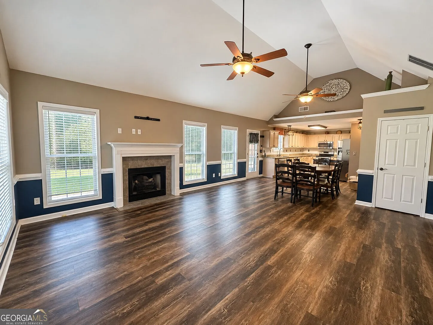 3 bed, 2.0 bath, 1558 sqft, $2,000 — Photo 2