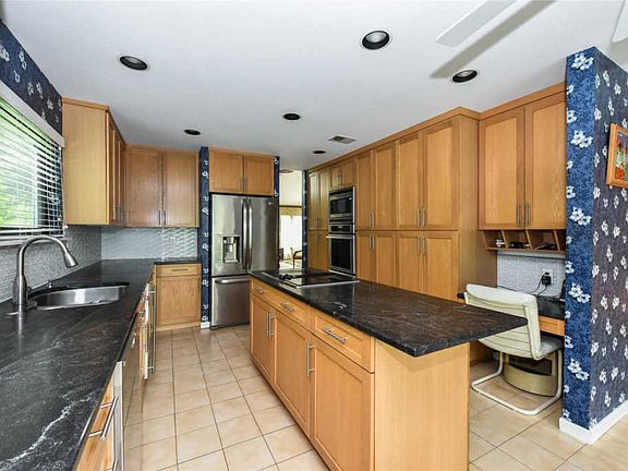 4th image of 43 Yale Dr
