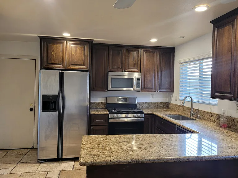 639 Calle Tulipan — Photo 3
