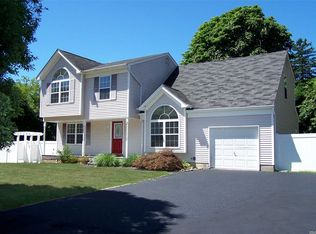 49 Flamingo Rd, Rocky Point, NY 11778