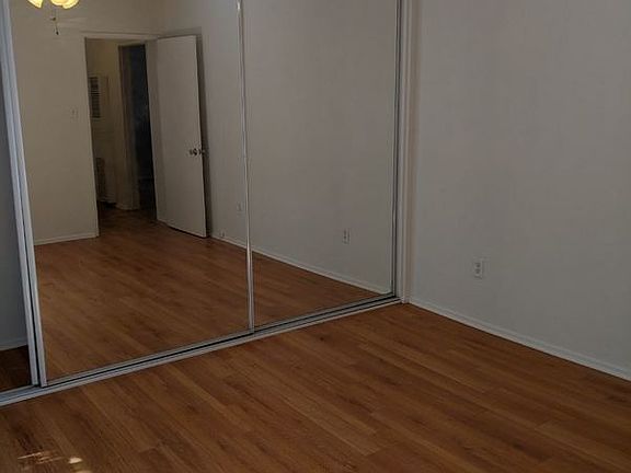 5th image of 129 S Manhattan Pl APT 6