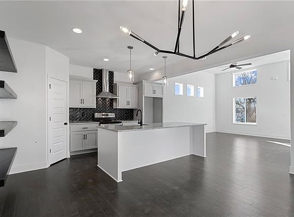 4th image of 3321 Virginia Ave