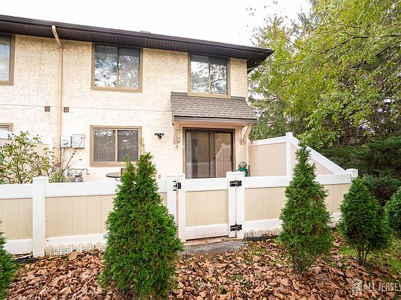 3rd image of 29 Hampshire Dr