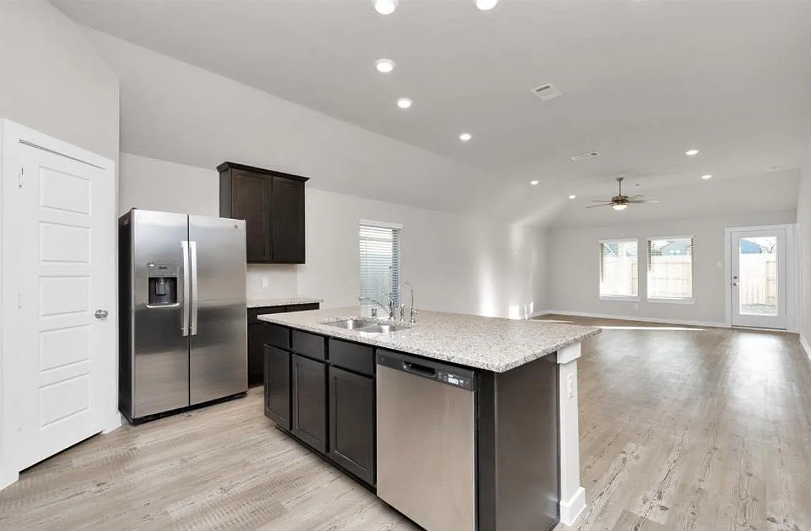 4 bed, 3.0 bath, 2298 sqft, $2,550 — Photo 4