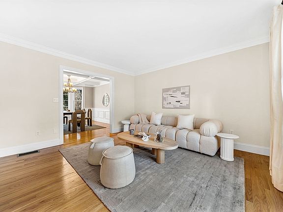4th image of 70 Briarwood Cir