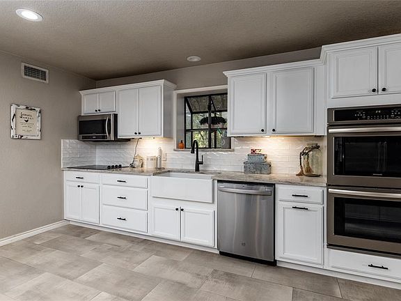 5th image of 1104 Oakwood Cir