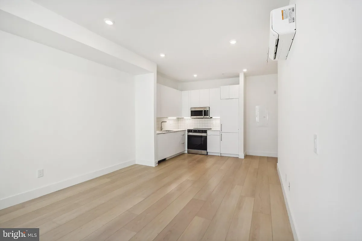 Building Photo - 2406 Frankford Ave #6