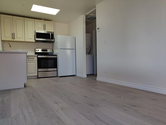3rd image of 833 Durshire Way