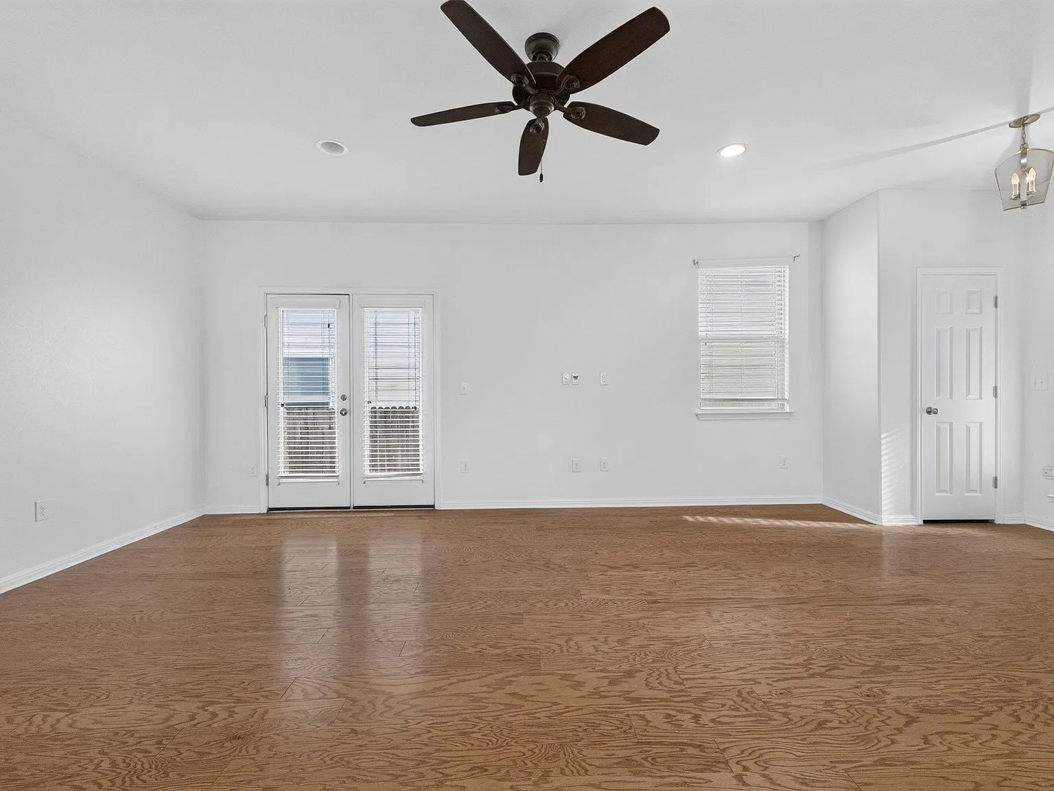 3 bed, 2.0 bath, 1312 sqft, $1,700 — Photo 4