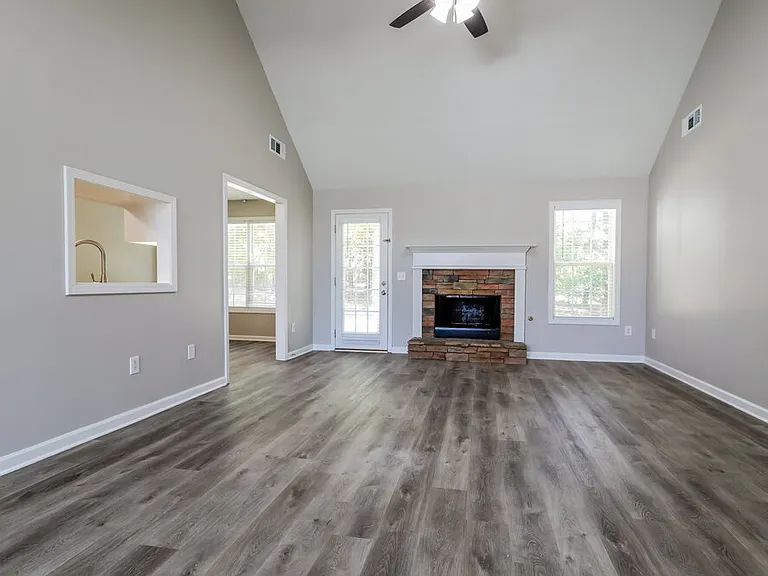 663 Stonecrest Dr — Photo 3
