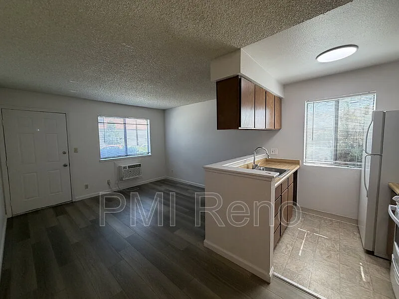 1015 Locust St — Photo 1