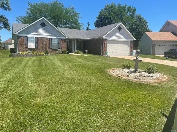 987 Keeneland Rd, Florissant, MO 63034