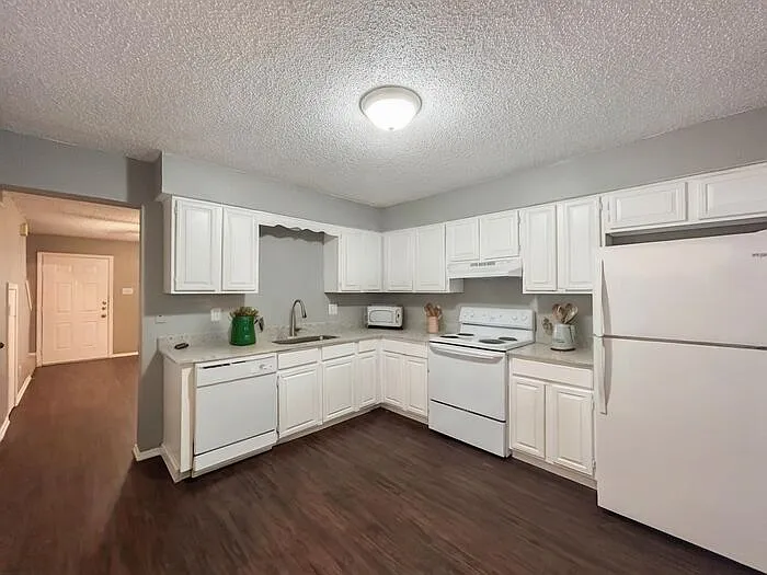 2 bed, 1.5 bath, $1,495 — Photo 2