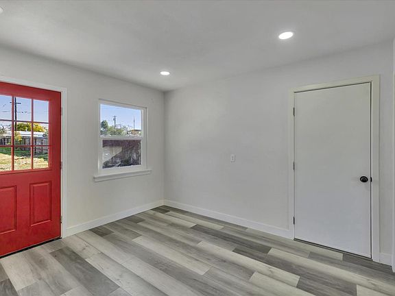 4th image of 2400 Darwin St