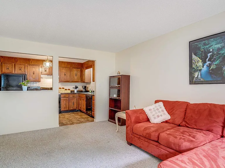19 Country Club Dr — Photo 4
