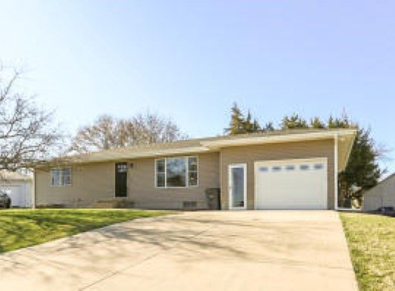 2nd image of 10 Amery Circle Dr