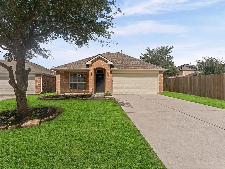 24911 Sandusky Dr — Photo 1