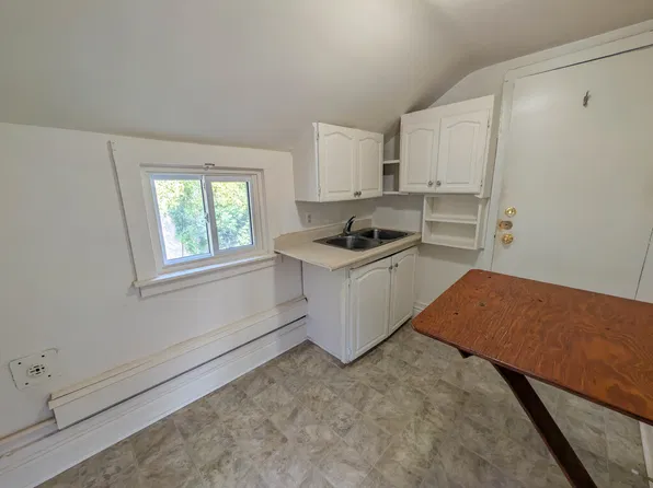 42 Leeper St #1, Saint Catharines, ON L2S 2N2