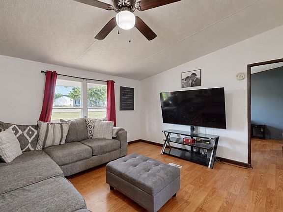 3rd image of 994 Pointe Ln