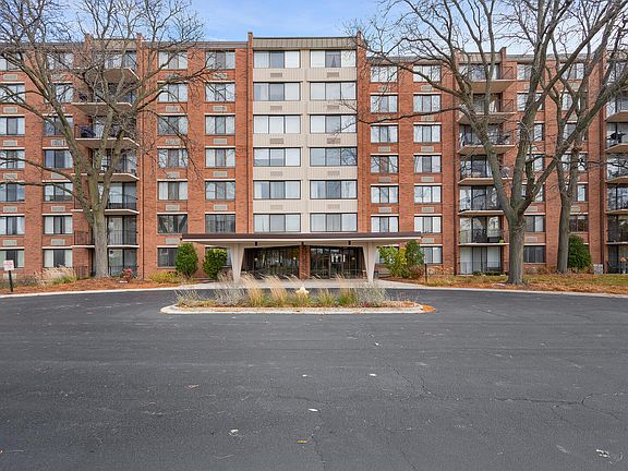 3rd image of 2000 Saint Regis Dr APT 6B
