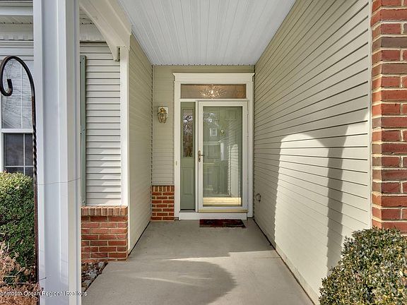 3rd image of 74 Greenways Ln