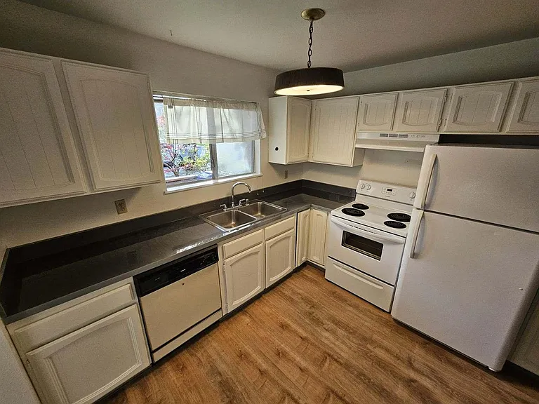 800 D St — Photo 2